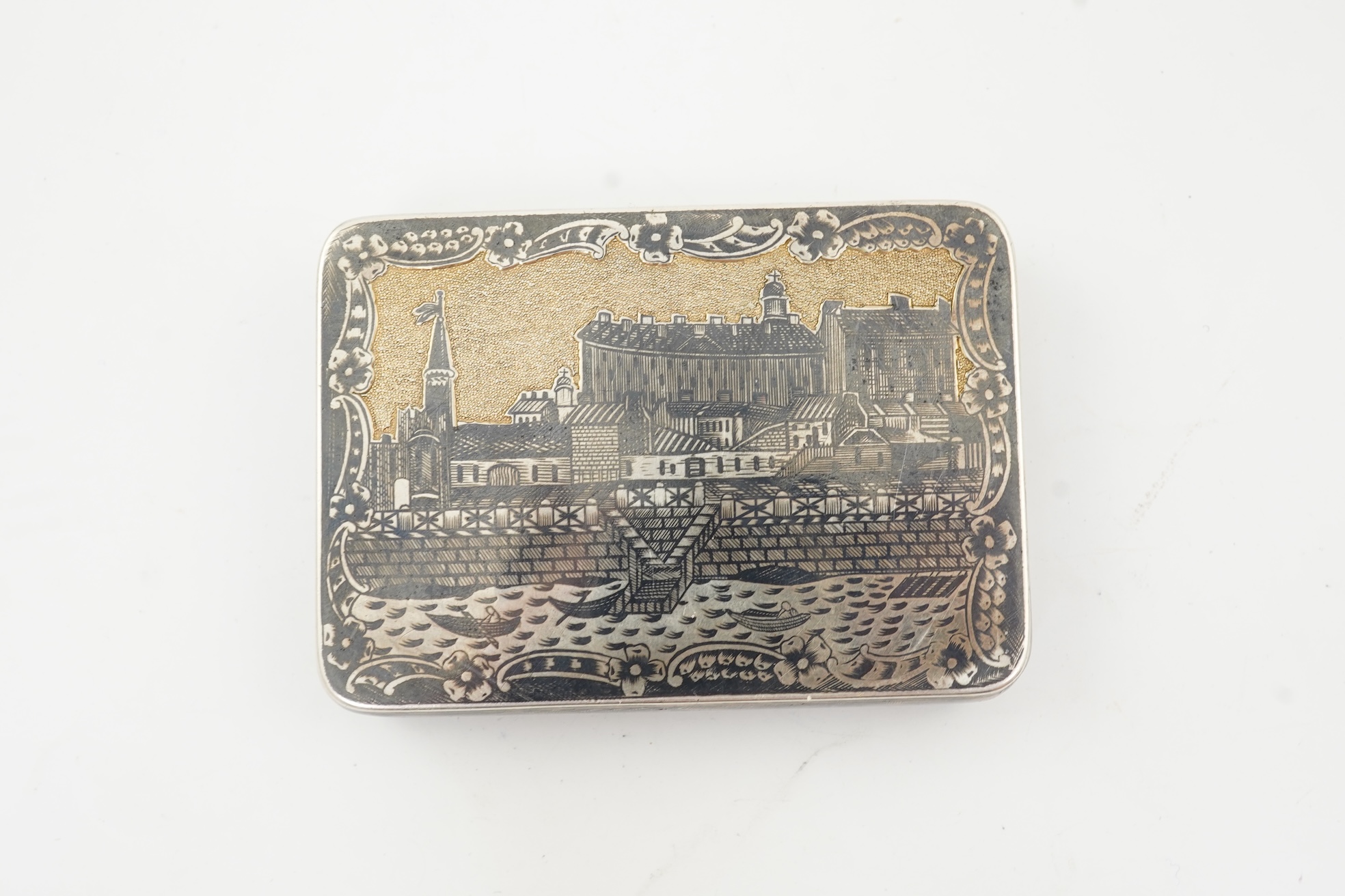 An early 19th century Russian 84 zolotnik and niello rectangular snuff box, assay master Andrei Kovalsky, Moscow, 1825